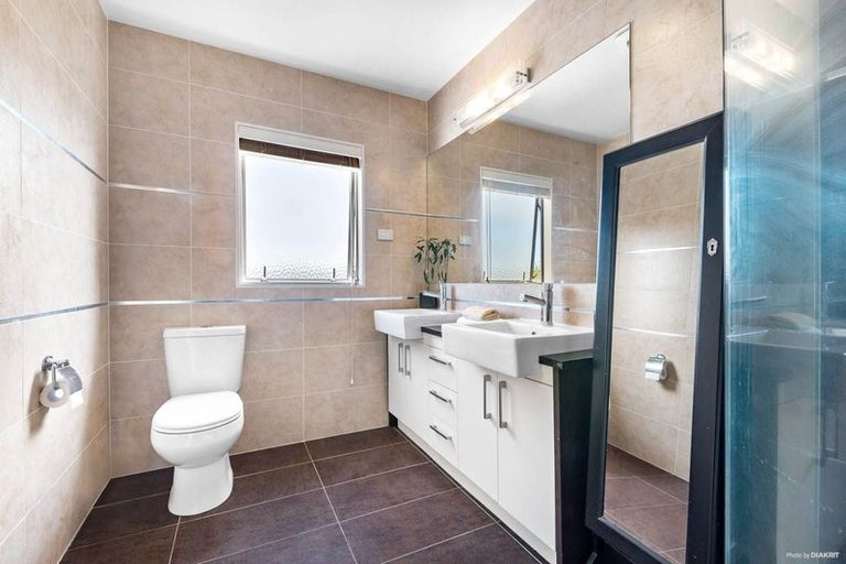 Photo of property in 17 Wye Oak Drive, Schnapper Rock, Auckland, 0632