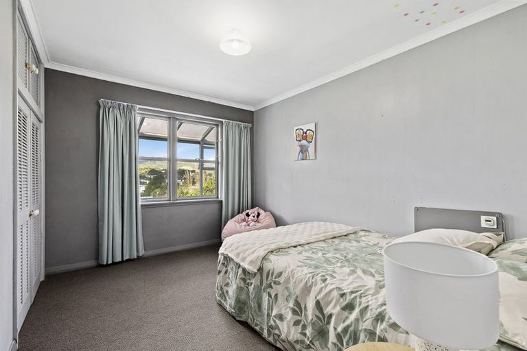 Photo of property in 15a Romney Square, Tawa, Wellington, 5028