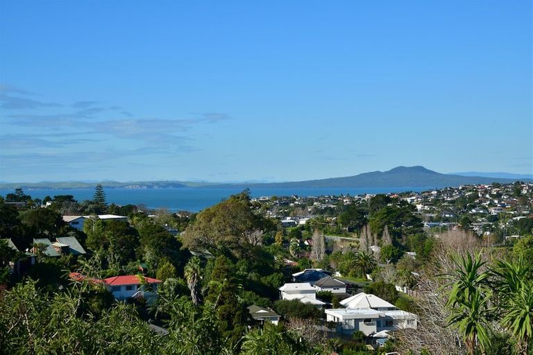 Photo of property in 12 Barker Rise, Northcross, Auckland, 0632