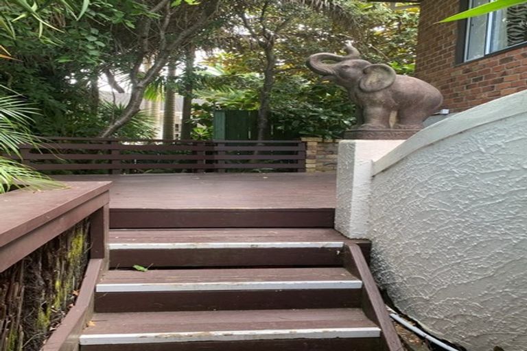 Photo of property in 27-29 Wairau Road, Forrest Hill, Auckland, 0627