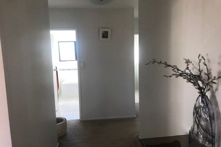 Photo of property in 2/33 Sea Vista Avenue, Beach Haven, Auckland, 0626