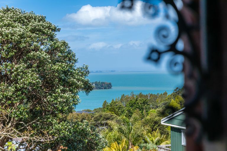 Photo of property in 52 Rauhuia Crescent, Parau, Auckland, 0604