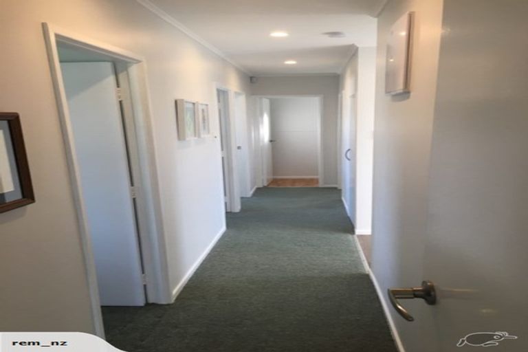 Photo of property in 8 Halcombe Place, Green Bay, Auckland, 0604