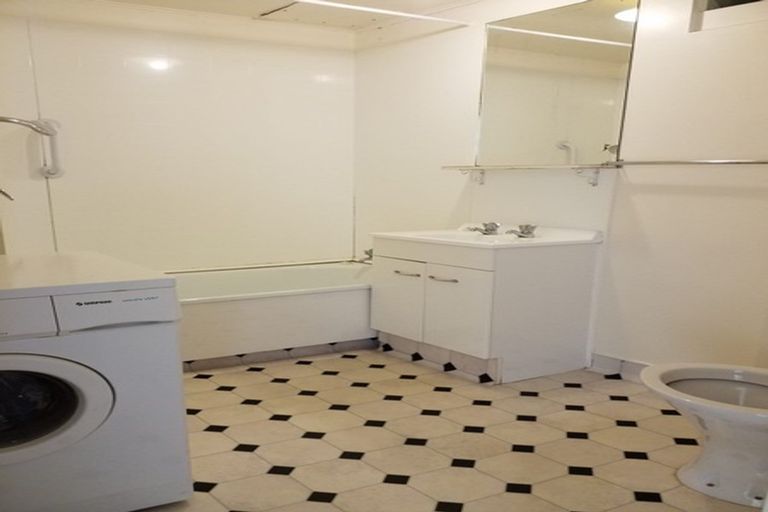 Photo of property in Churchill Flats, 213 The Terrace, Wellington Central, Wellington, 6011