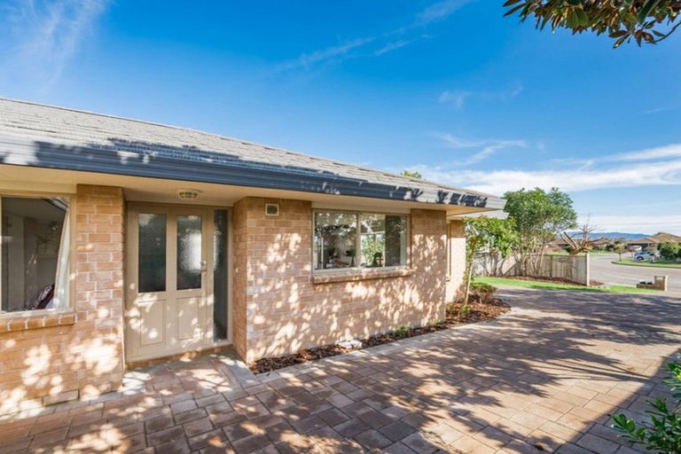 Photo of property in 17 Balmerino Grove, Waikanae, 5036