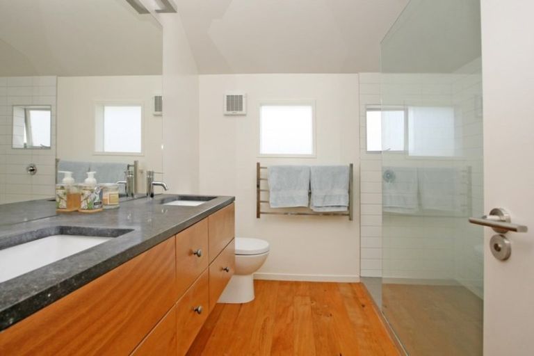 Photo of property in 9 Marine Parade, Seatoun, Wellington, 6022