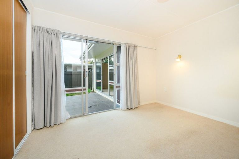 Photo of property in 24 Wikiriwhi Crescent, Awapuni, Palmerston North, 4412