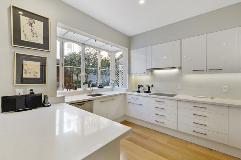 Photo of property in 198 Oriental Parade, Oriental Bay, Wellington, 6011