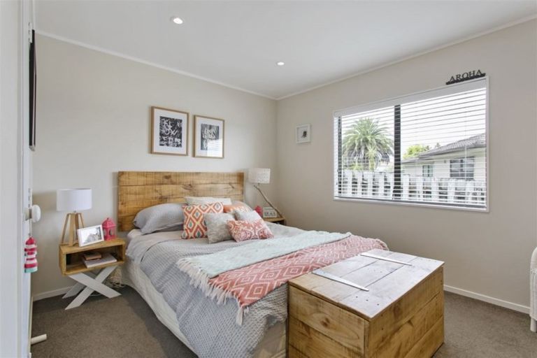Photo of property in 1/10 Oreil Avenue, West Harbour, Auckland, 0618