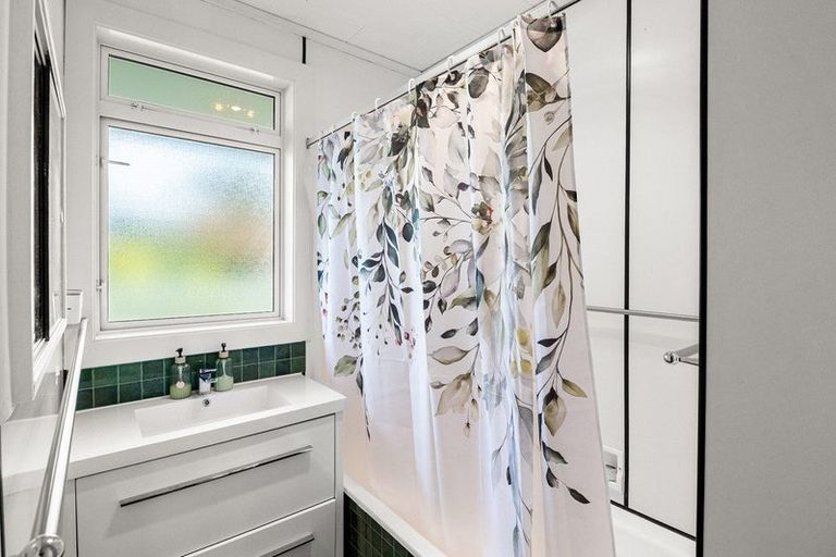 Photo of property in 15 Barrett Street, Westown, New Plymouth, 4310