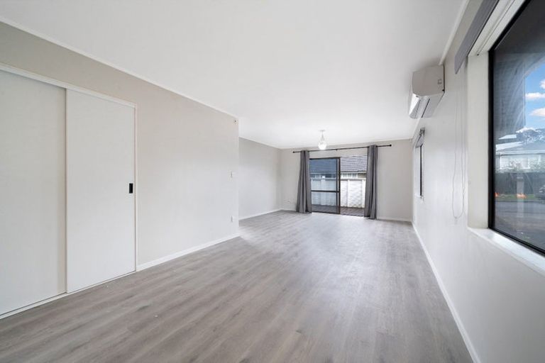 Photo of property in 2/18 Gloria Avenue, Te Atatu Peninsula, Auckland, 0610