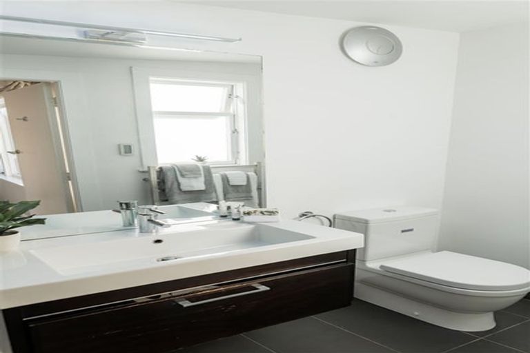 Photo of property in 35 Pukatea Street, Eastbourne, Lower Hutt, 5013