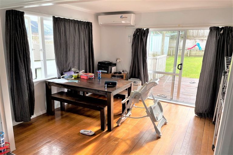 Photo of property in 27 Mexted Terrace, Tawa, Wellington, 5028