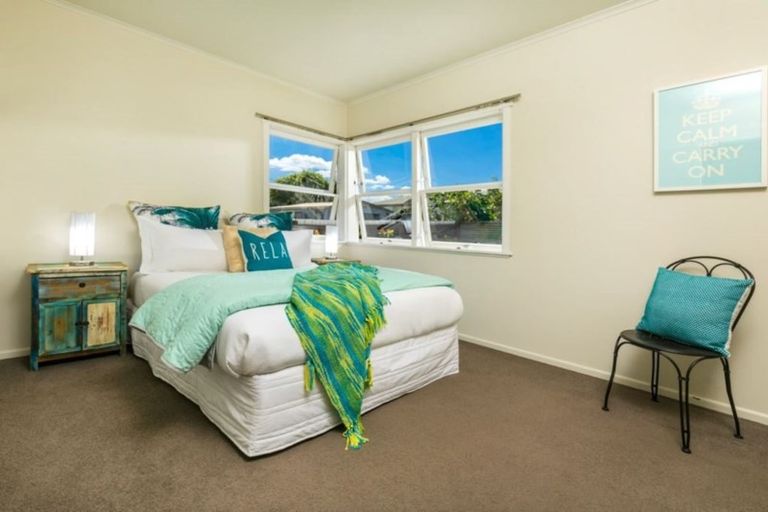 Photo of property in 1/124 Chivalry Road, Glenfield, Auckland, 0629