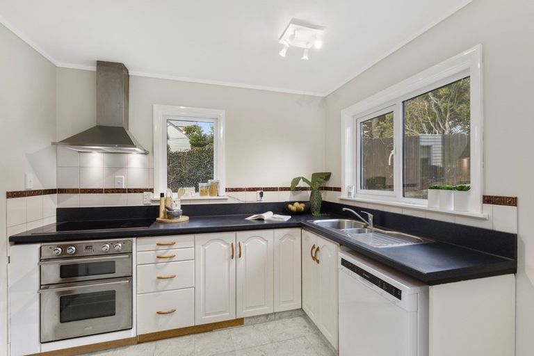 Photo of property in 207 Miromiro Road, Normandale, Lower Hutt, 5010