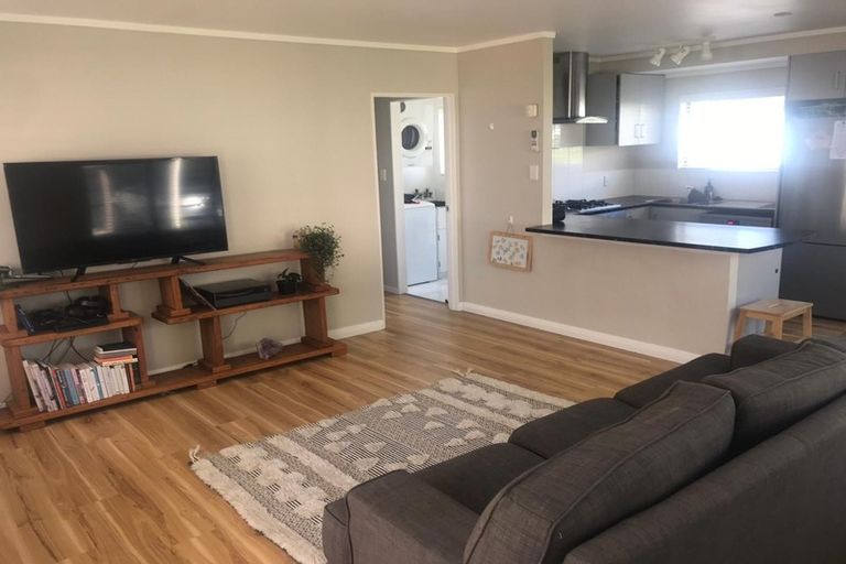 Photo of property in 2/95 Hobsonville Road, West Harbour, Auckland, 0618