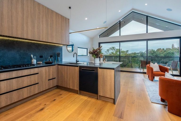 Photo of property in 15b Kiri Place, Mairangi Bay, Auckland, 0630