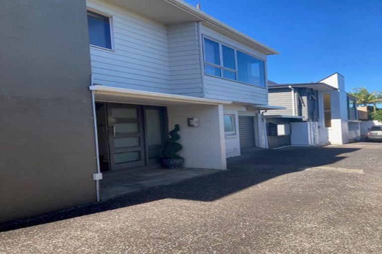 Photo of property in 1/18 Holdaway Avenue, Northcote, Auckland, 0627