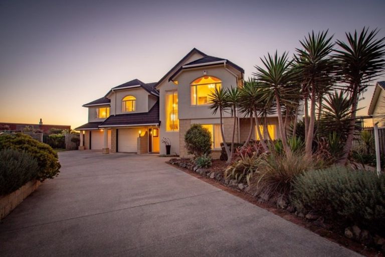 Photo of property in 22 Ara Kuaka, Waikanae Beach, Waikanae, 5036