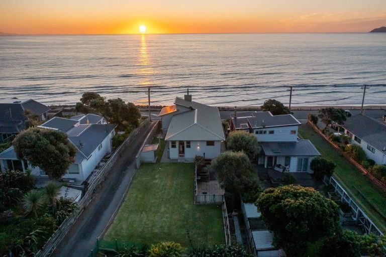 Photo of property in 52 The Parade, Paekakariki, 5034