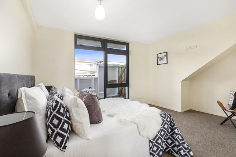 Photo of property in Pirie Street Townhouses, 2/35 Pirie Street, Mount Victoria, Wellington, 6011