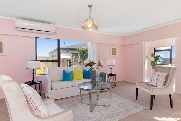 Photo of property in 2/27 Derrimore Heights, Clover Park, Auckland, 2019