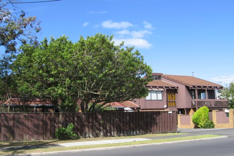 Photo of property in 2/189 East Coast Road, Castor Bay, Auckland, 0620