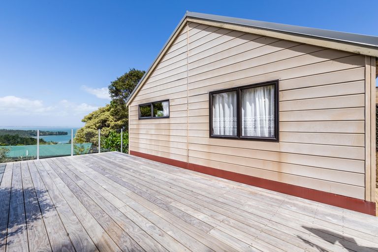 Photo of property in 52 Rauhuia Crescent, Parau, Auckland, 0604