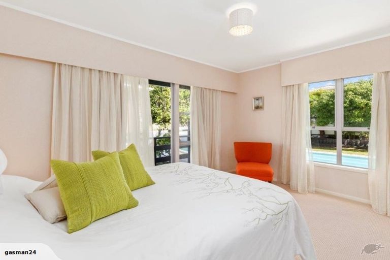 Photo of property in 15 Ravenwood Drive, Forrest Hill, Auckland, 0620