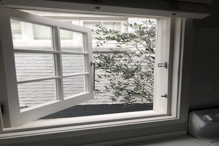 Photo of property in 12 Dowling Place, Pakuranga, Auckland, 2010