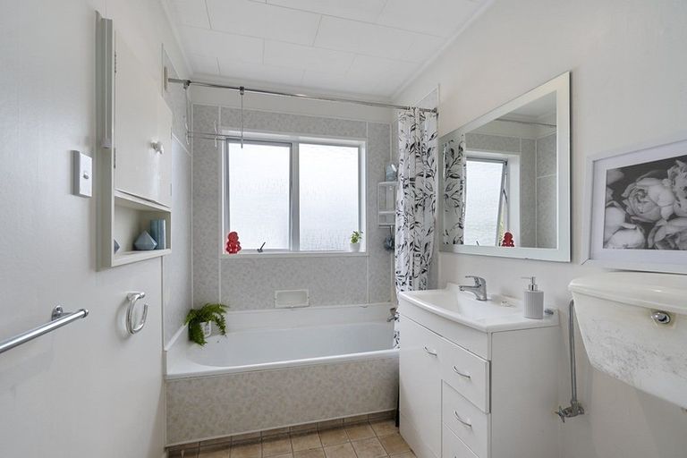 Photo of property in 33a Nimmo Avenue West, Waikanae, 5036