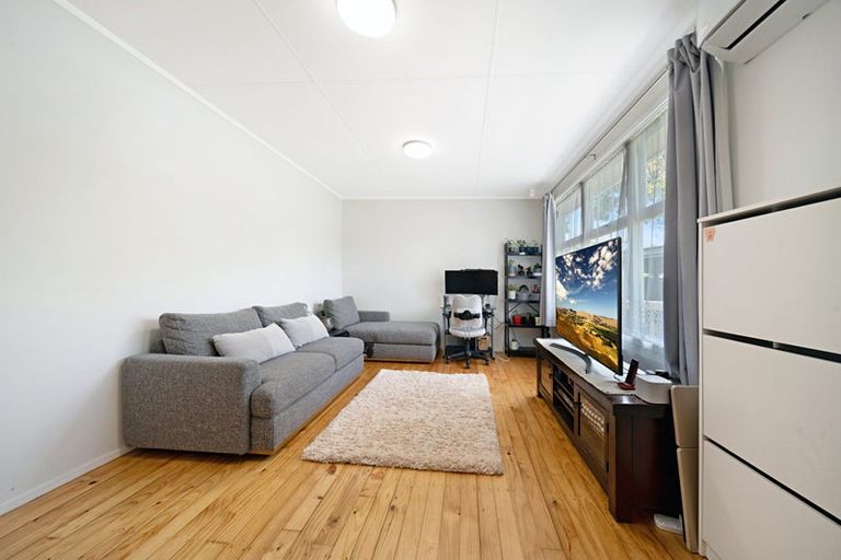 Photo of property in 2/615 Swanson Road, Swanson, Auckland, 0612