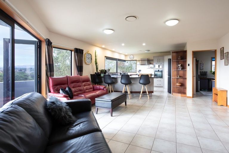 Photo of property in 33 Ruapehu Drive, Fitzherbert, Palmerston North, 4410