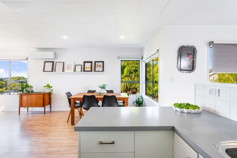 Photo of property in 10 Amery Place, West Harbour, Auckland, 0618