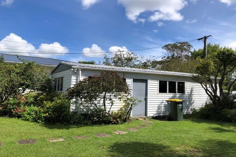 Photo of property in 18 Yeovil Road, Te Atatu Peninsula, Auckland, 0610