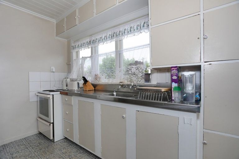 Photo of property in 18 Robert Street, Marton, 4710