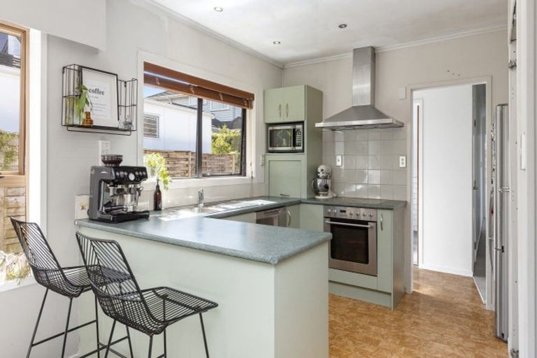 Photo of property in 2 Hartles Place, Mellons Bay, Auckland, 2014