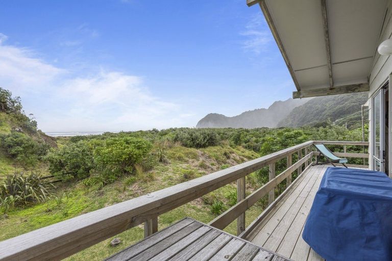 Photo of property in 36 North Piha Road, Piha, 0772