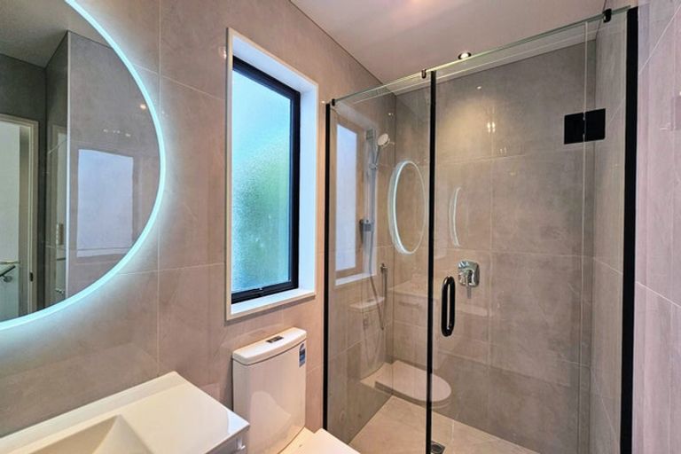 Photo of property in 7b Lewisham Street, Highland Park, Auckland, 2010