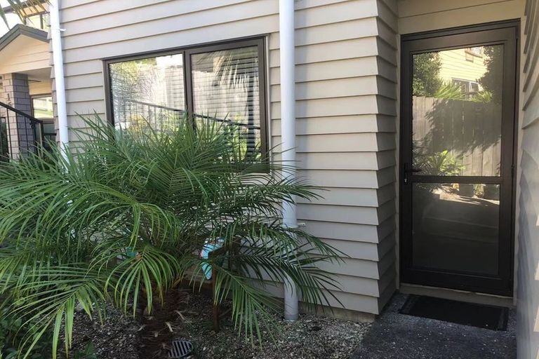 Photo of property in 16 Mural Place, Greenhithe, Auckland, 0632