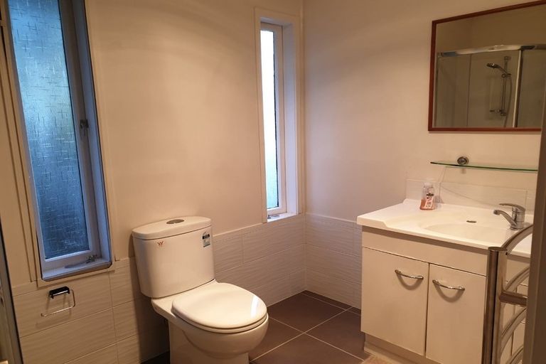 Photo of property in 1/546 Glenfield Road, Glenfield, Auckland, 0629