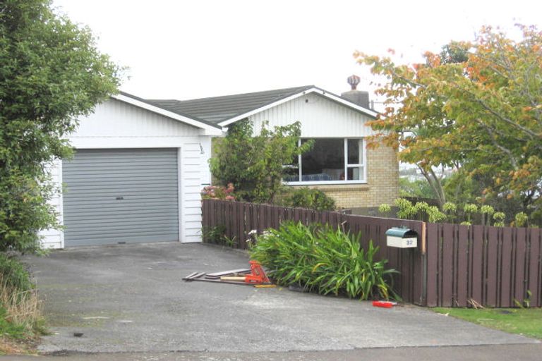 Photo of property in 32 Cotswold Crescent, Newlands, Wellington, 6037