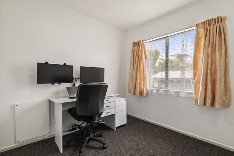 Photo of property in 2/148 Sunset Road, Unsworth Heights, Auckland, 0632