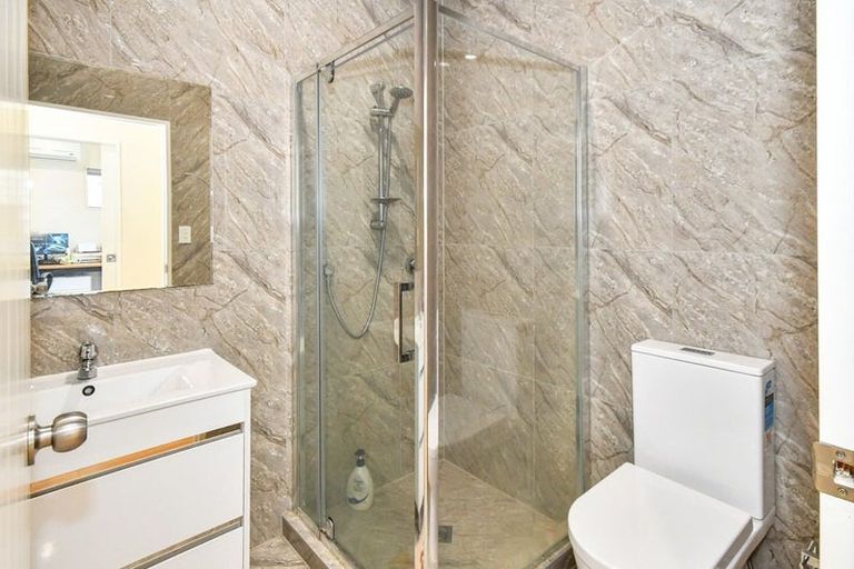 Photo of property in 10 Tapuwae Way, Mangere Bridge, Auckland, 2022