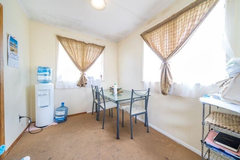 Photo of property in 6 Worcester Place, Cannons Creek, Porirua, 5024