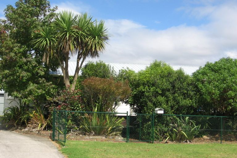 Photo of property in 1/3 Daphne Street, Kelston, Auckland, 0602