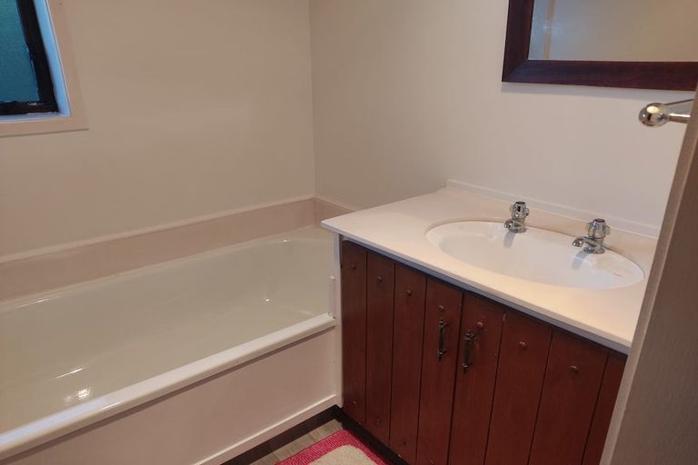 Photo of property in 2/35 Buscomb Avenue, Henderson, Auckland, 0610