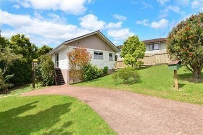Photo of property in 21 Meadowood Drive, Unsworth Heights, Auckland, 0632