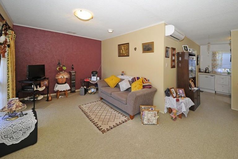 Photo of property in 2/12 Waimai Avenue, Weymouth, Auckland, 2103