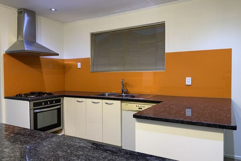 Photo of property in 2 Doone Place, Massey, Auckland, 0614